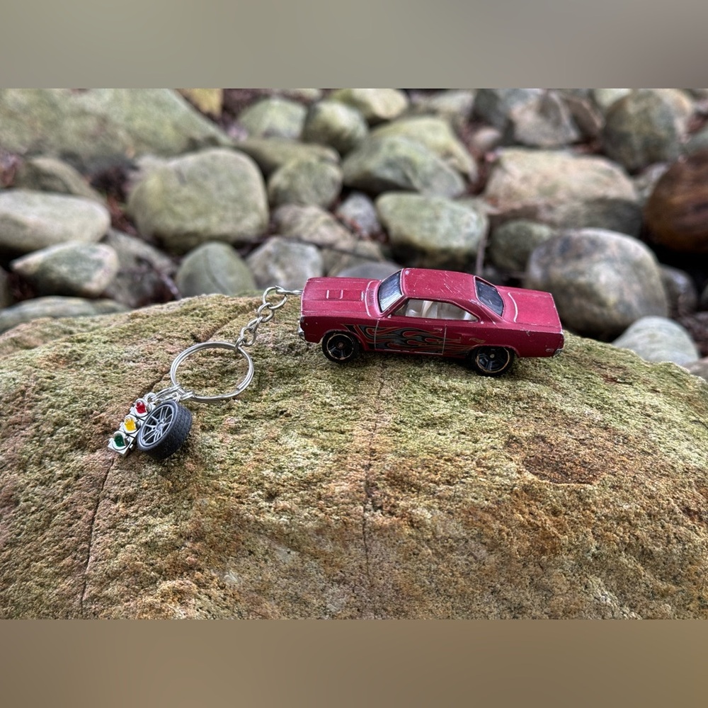 Hot Wheels 2016 ‘70 Road Runner Car Keychain